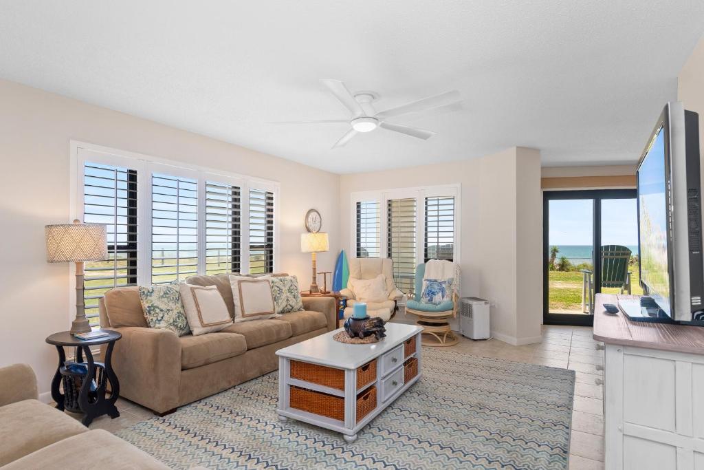 un salon avec un canapé et une table dans l'établissement Summer Winds C-122, à Indian Beach
