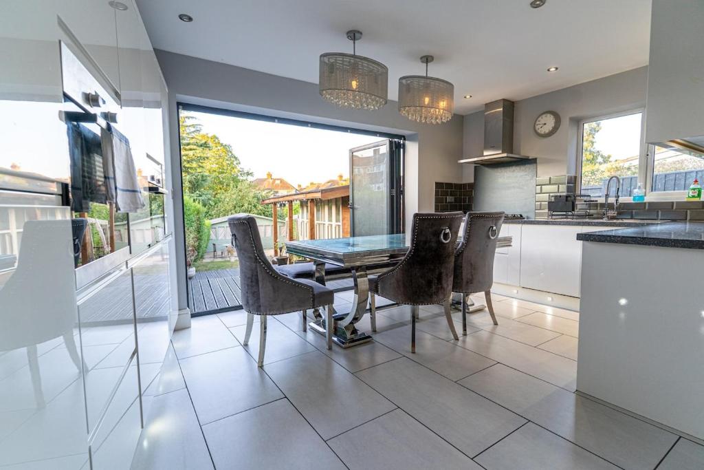 a kitchen with a dining room table and chairs at Stunning 4 bed-house in Oxford sleeps 8 in Oxford