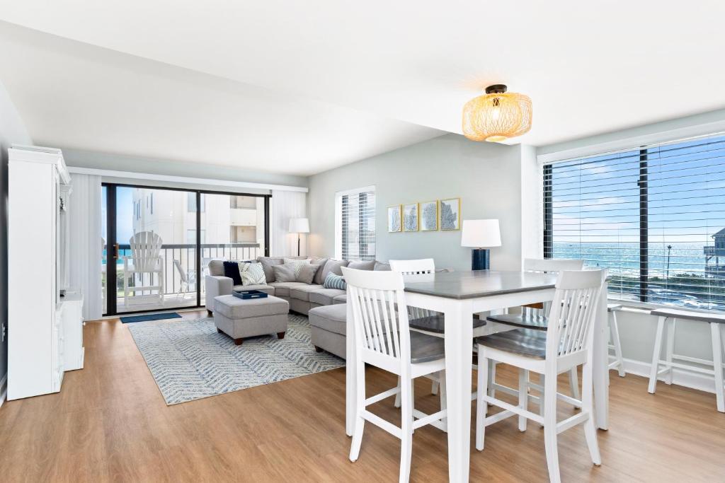 Χώρος καθιστικού στο Sound of the Sea 216 W by Emerald Isle Realty