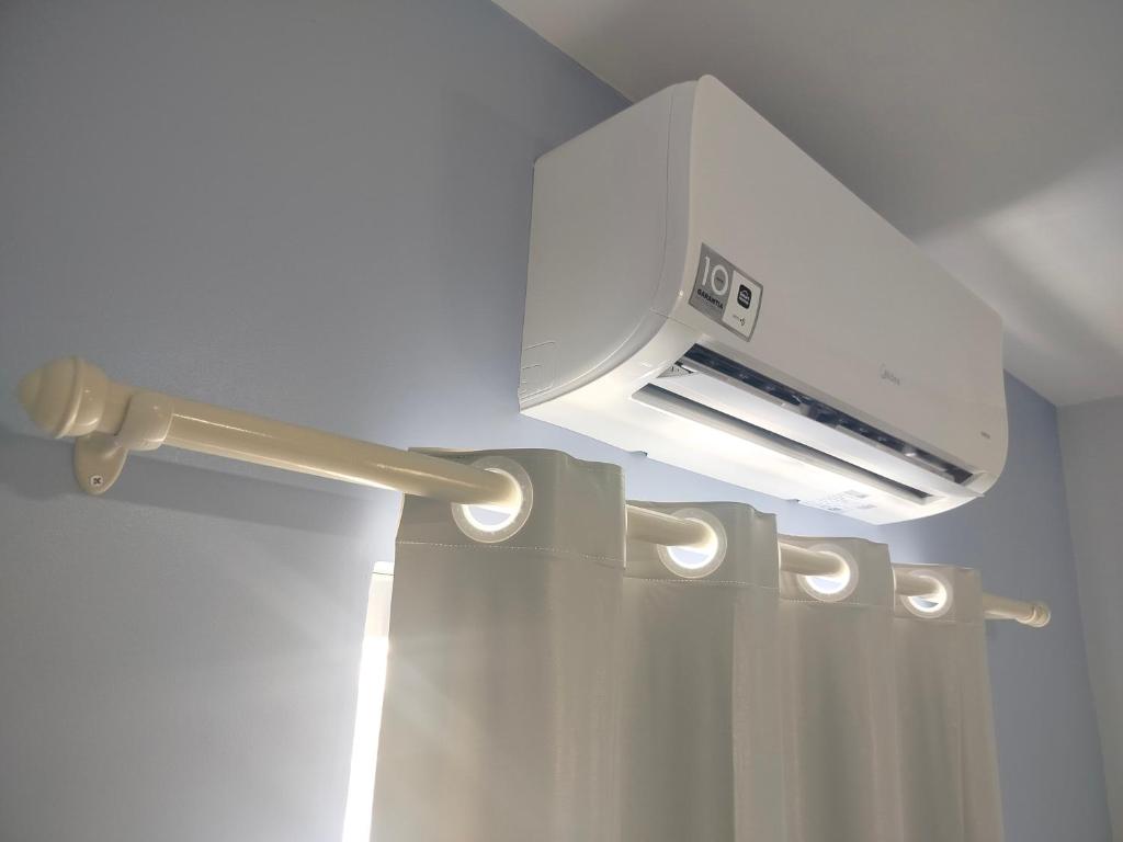 马卡帕Hotel Macapá的带白色浴帘和光圈的房间