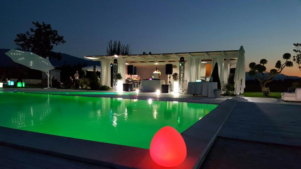 una piscina frente a una casa por la noche en Agriturismo Sant' Isidoro en Anagni