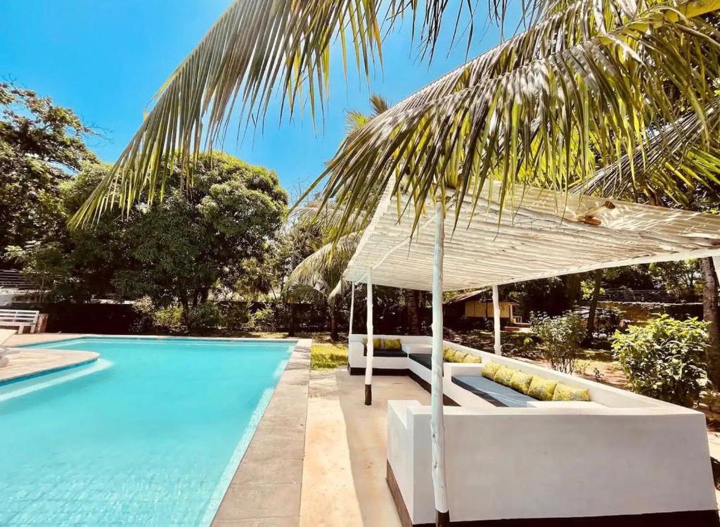 Hồ bơi trong/gần Noorè Diani