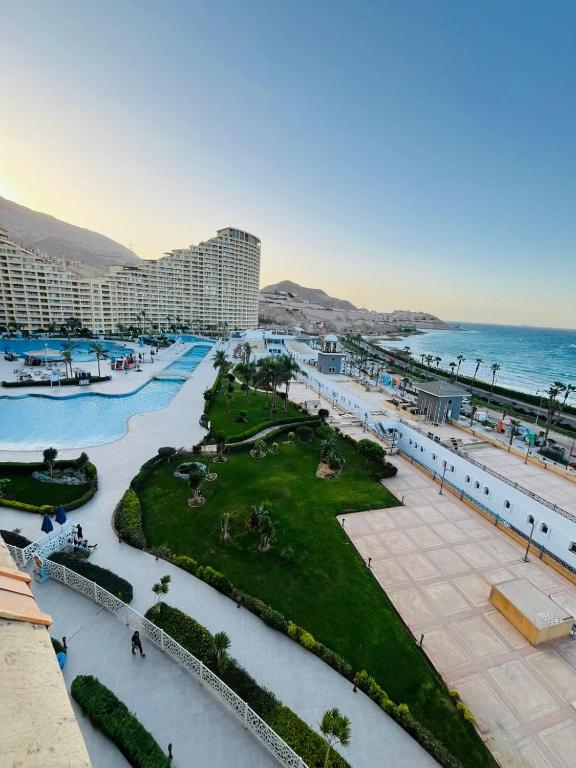 アインソフナにあるApartments porto Sokhna pyramids family onlyの海に面したリゾートの航空写真