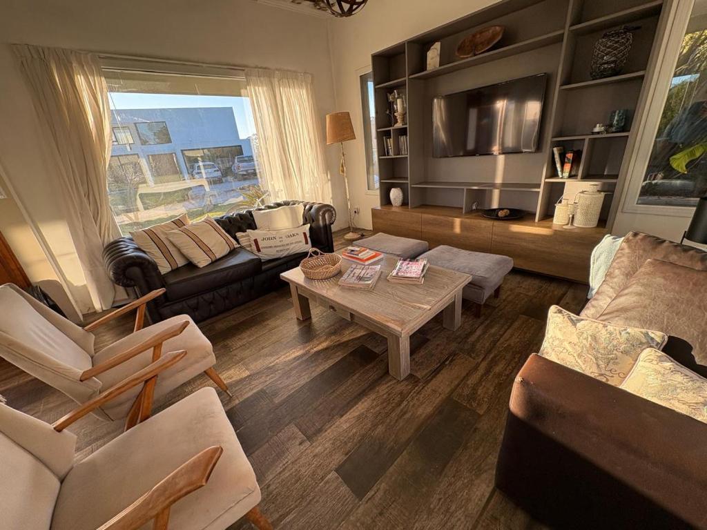 een woonkamer met een bank en een tafel bij Atardecer de San Benito in La Estafeta