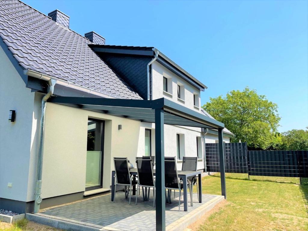 a roof extension of a house with a table and chairs at Direkt an der Ostsee - Helma in Zierow