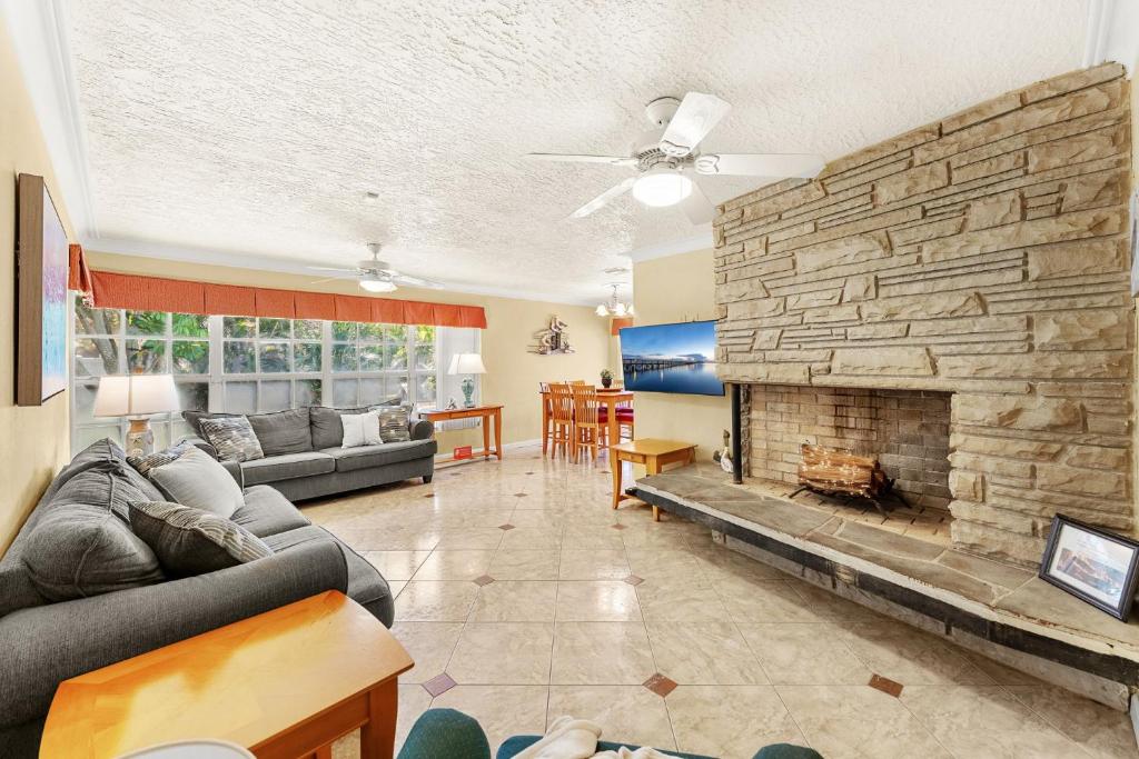 una sala de estar con una gran chimenea de piedra. en 253 Palm Ln, en Cocoa Beach