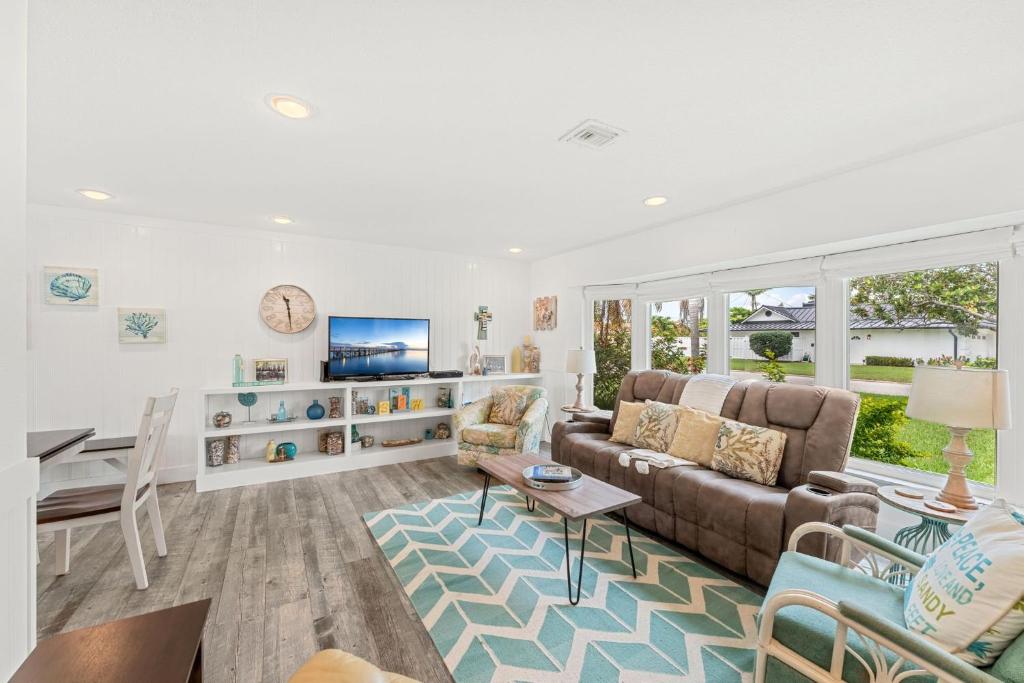 una sala de estar con un sofá y una mesa en 4822 Fairview Dr, en Cabo Cañaveral