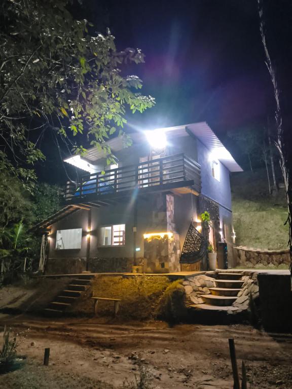a house at night with the lights on at Chalé Foroni in Cunha