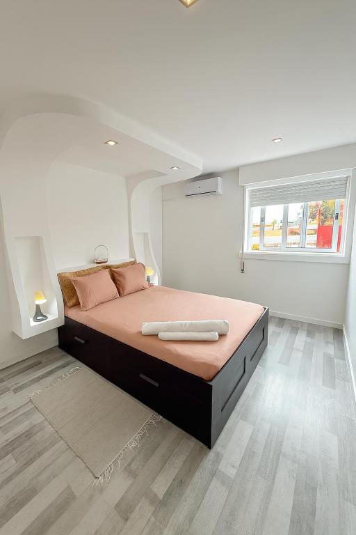 a bedroom with a large bed in a room at StaySanto in Loures in Loures