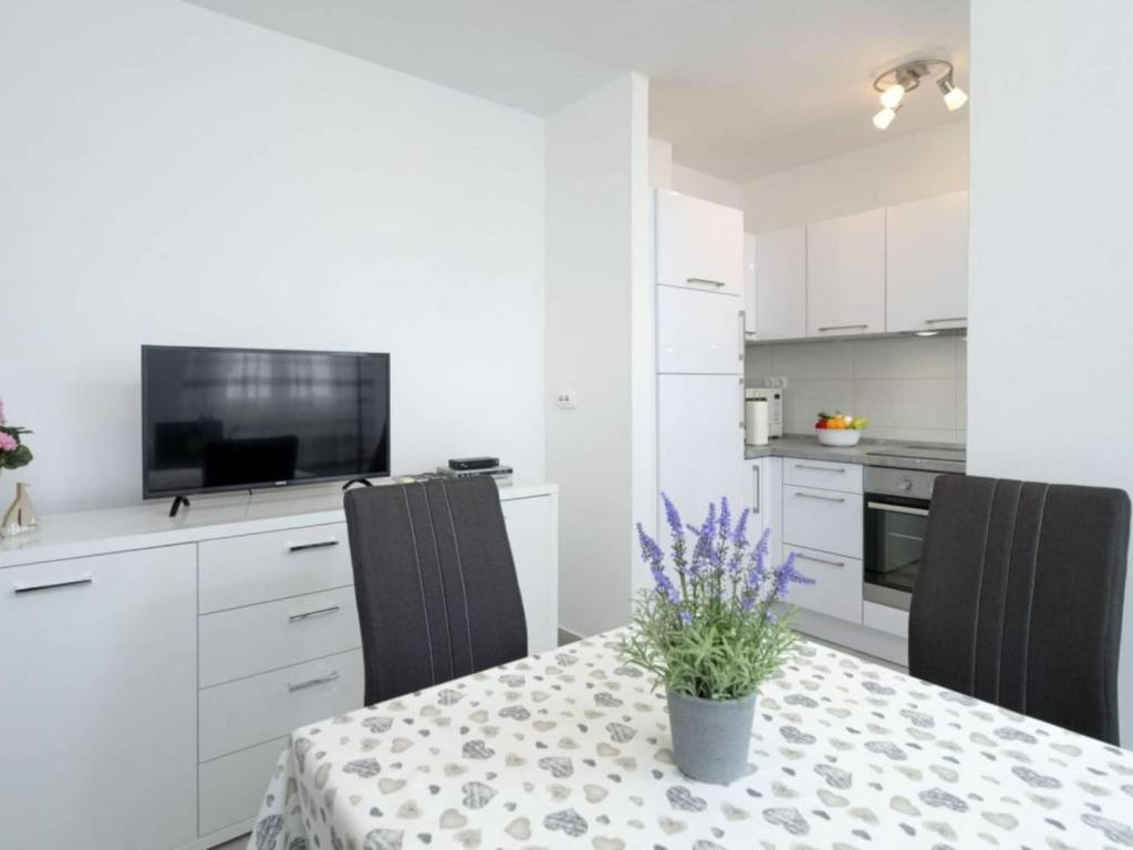 Η κουζίνα ή μικρή κουζίνα στο One Bedroom Apartment with Terrace and Sea View 4