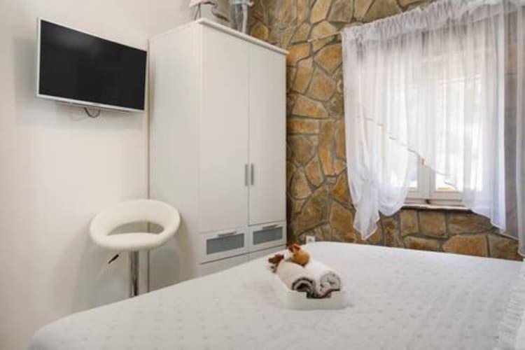 En eller flere senge i et værelse på Three Bedroom Holiday Home with Pool