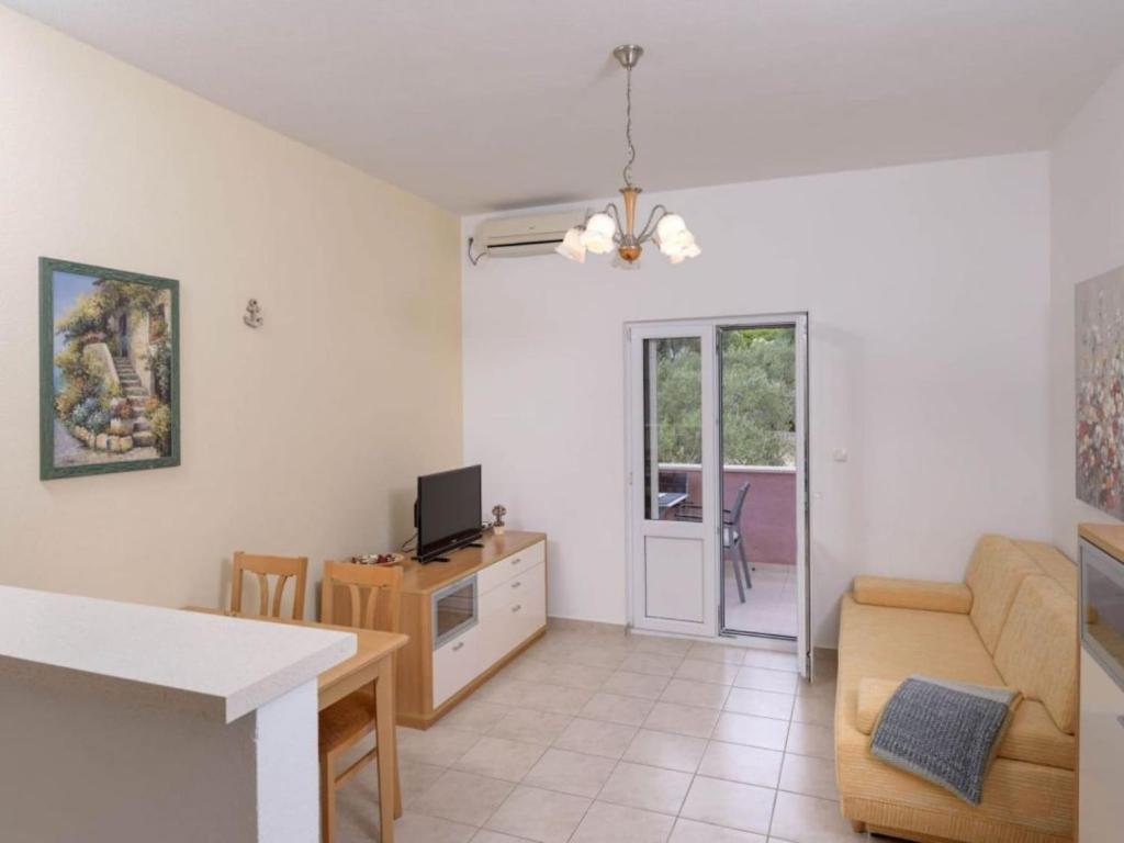 una sala de estar con un sofá y una mesa en One Bedroom Apartment with Balcony 3, en Vrboska