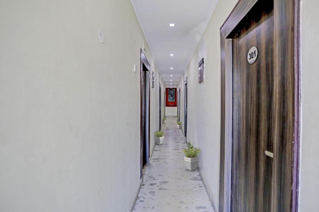 IndirapuramにあるTownhouse Jai Guru Ji Nearest Merceds Benz Sector 11の壁に鉢植えが2つ置かれた空っぽの廊下