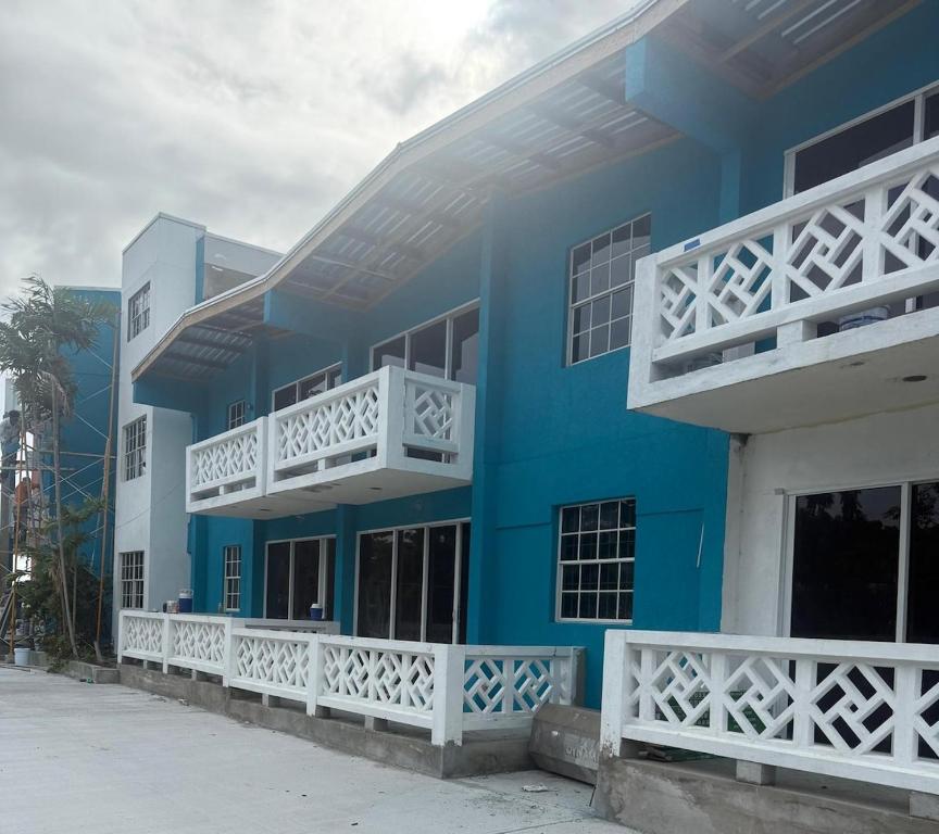 ein blaues Gebäude mit weißen Balkonen darauf in der Unterkunft BattsRock Beach Condos 202 in Saint Michael