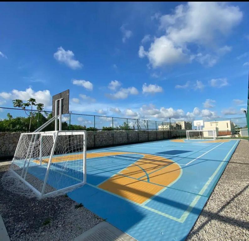 a basketball court with a net on it at Acogedora y moderna Villa para vacacionar in Pueblo Bavaro