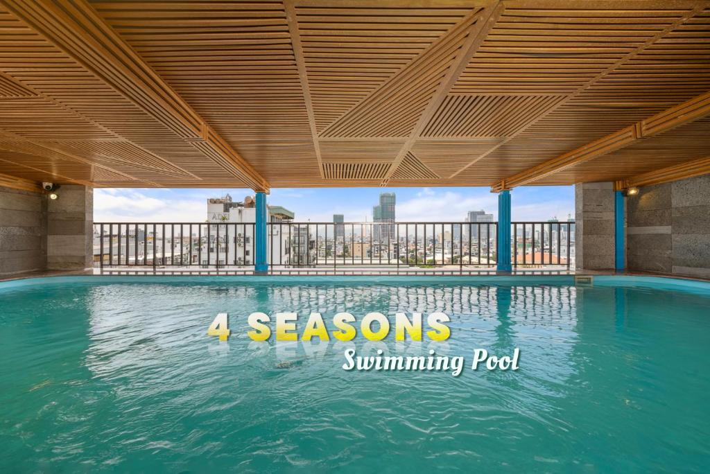 - une piscine avec un plafond en bois et de l'eau dans l'établissement Platinum Danang Hotel, à Đà Nẵng