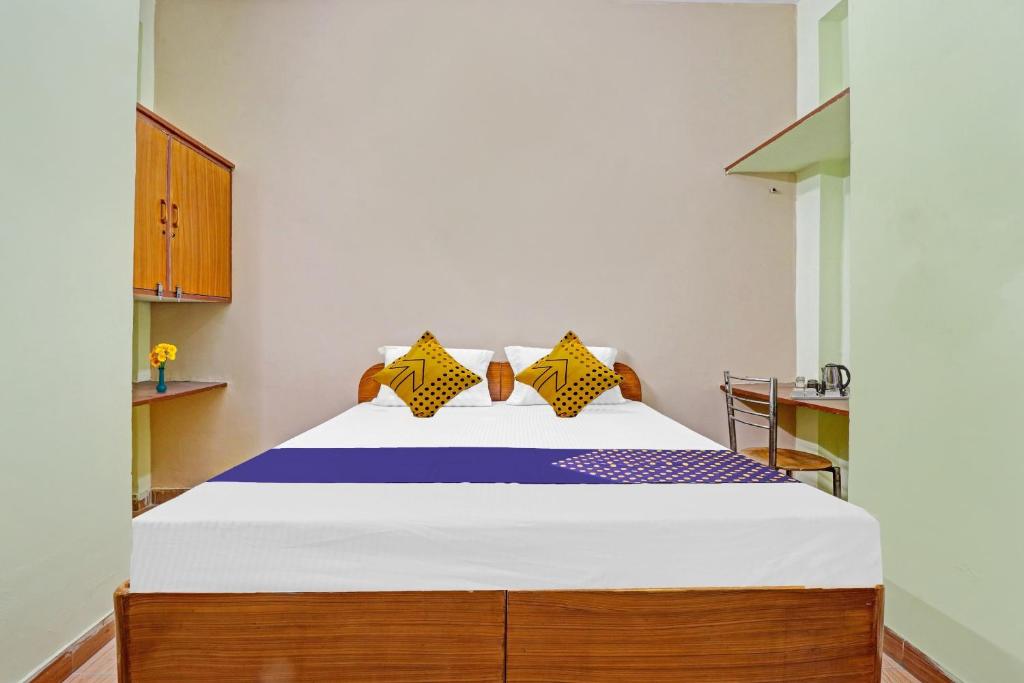 Ένα ή περισσότερα κρεβάτια σε δωμάτιο στο SPOT ON Ganpati Home Stays
