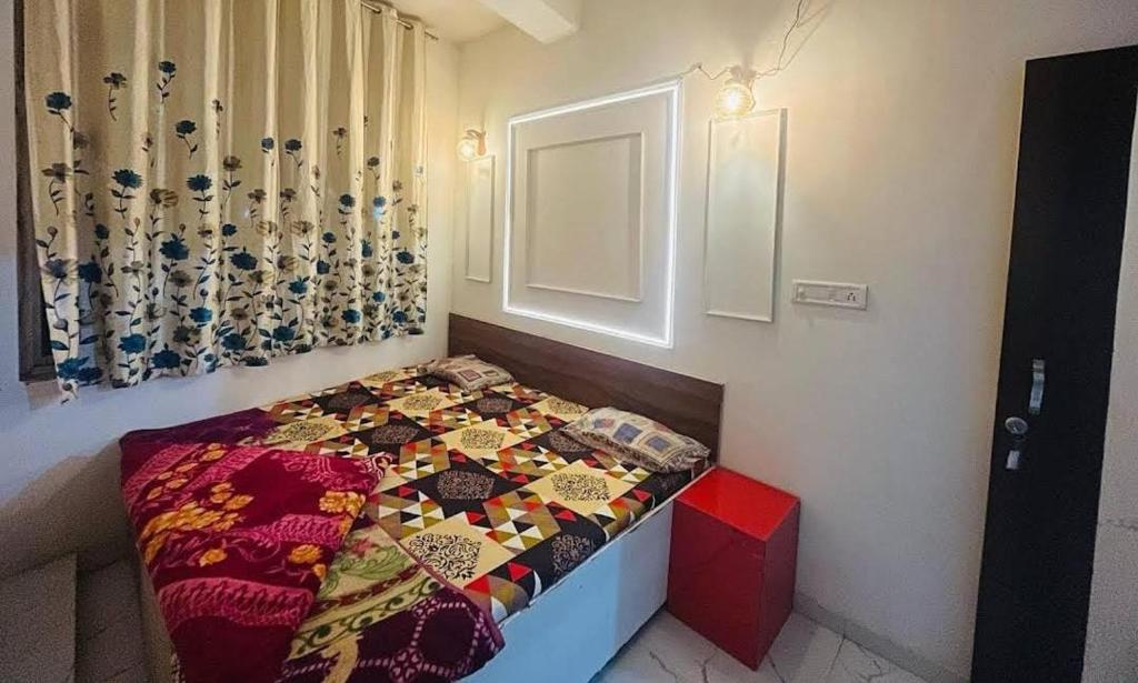een kleine slaapkamer met een bed met een quilt bij Preet Guest House in Kedārnāth