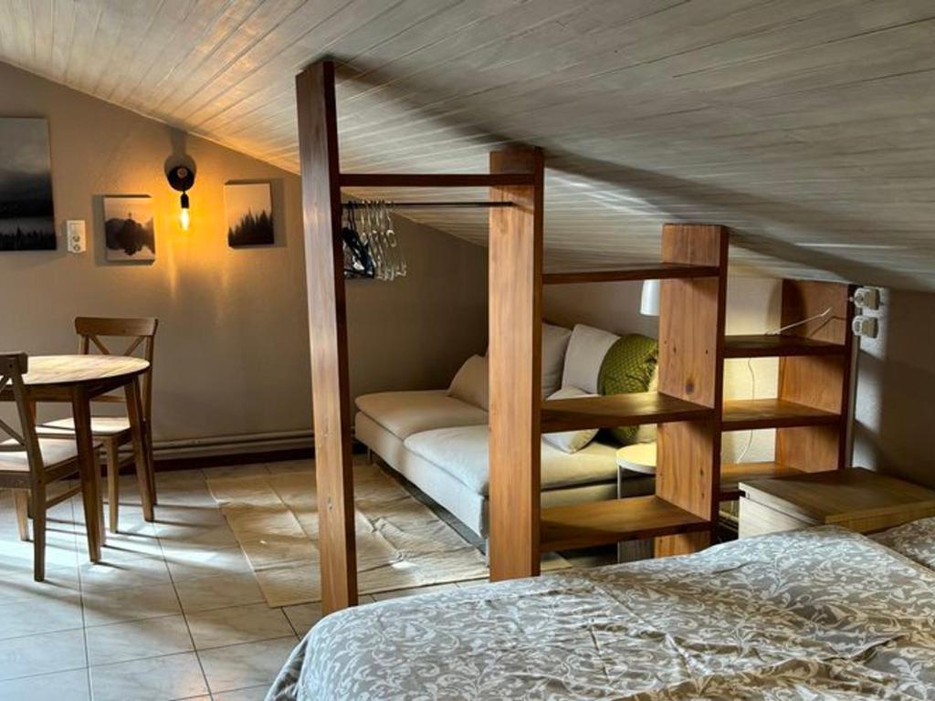 Giường trong phòng chung tại Appartement cosy avec cuisine équipée - API-1-52-760