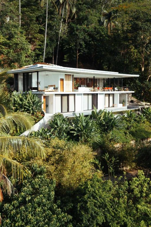 LaurelNarra Hill Tagaytay的森林中间的白色房子