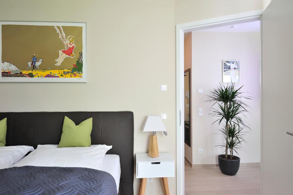 ハイリゲンダムにあるLinden Palais Heiligendamm Apartmentsのベッドルーム1室(緑の枕が付くベッド1台付)