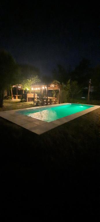 ein nachts beleuchtetes Schwimmbad in der Unterkunft Montañas Del Sol in Santa Rosa de Calamuchita