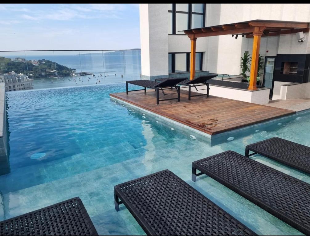 Swimmingpoolen hos eller tæt på Apartamento vista Mar Piscina Poucos metros do mar