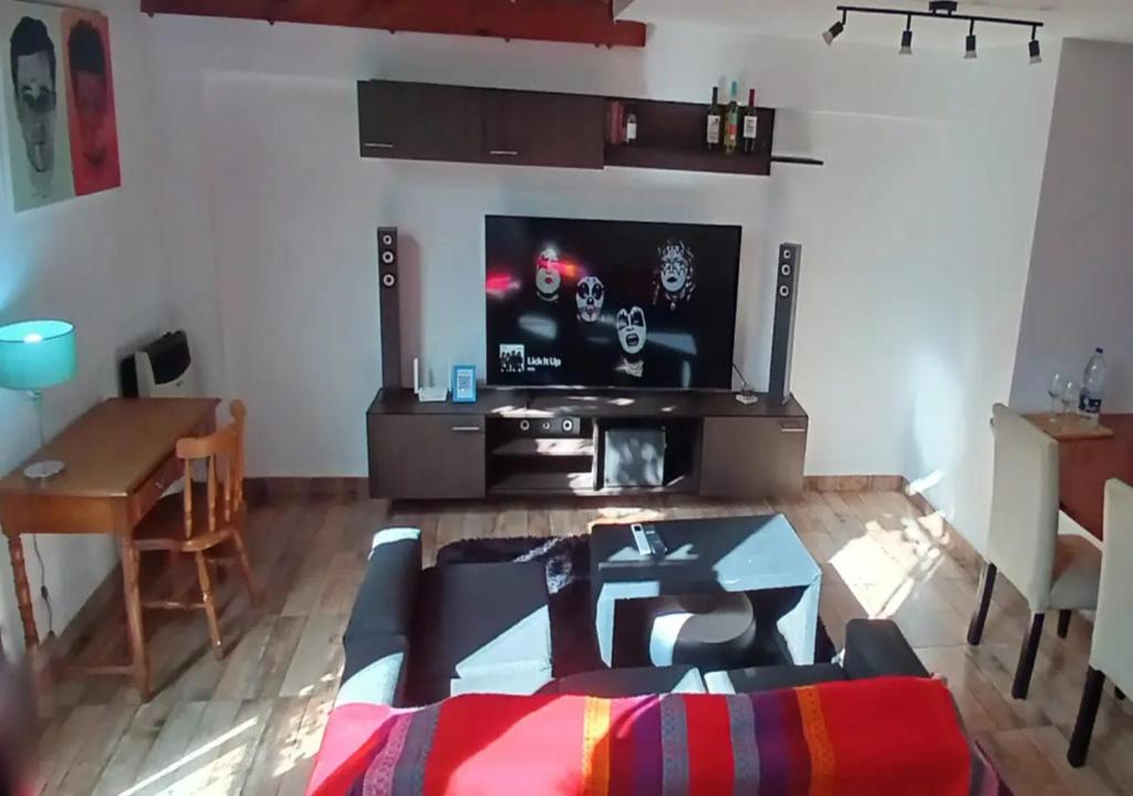 サン・イシドロにあるLoft San Isidro Hipodromo Area Hospital Centralのテレビ、ソファ、テーブルのあるリビングルーム
