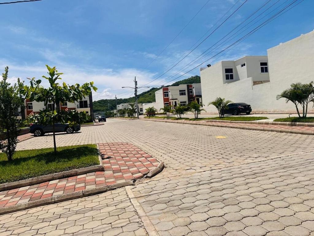 a cobblestone street in a city with buildings at Casa de Mama Francis Chiquimula in Chiquimula