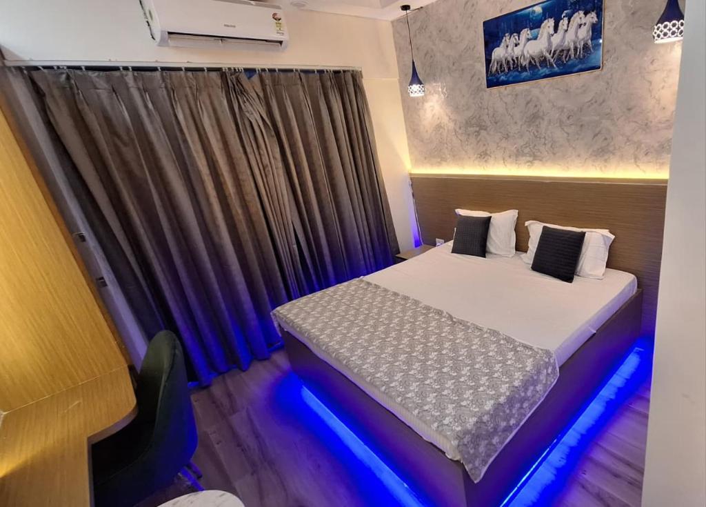 En eller flere senge i et værelse på Urban Nest Studio