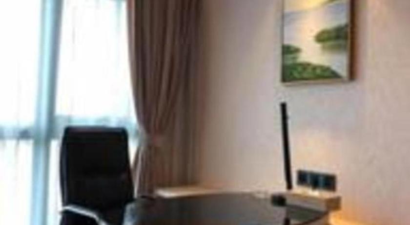 un soggiorno con tavolo, sedia e finestra di Howard Johnson by Wyndham Life Changrong a Qinzhou