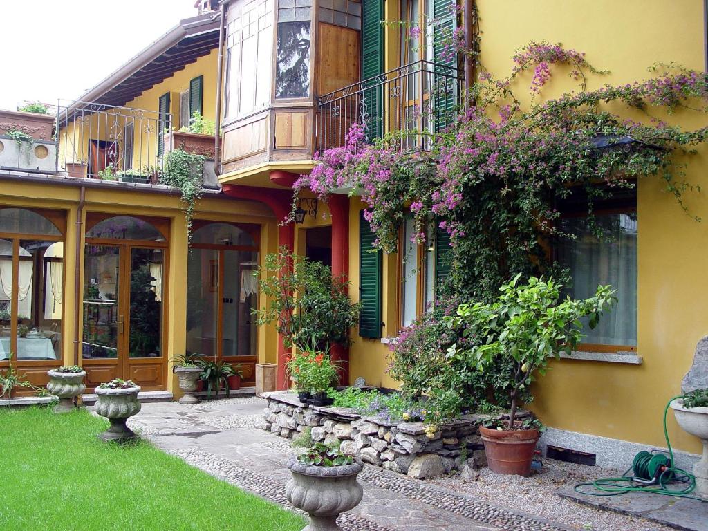 un edificio con piante sul lato di Hotel Centrale Bellagio a Bellagio