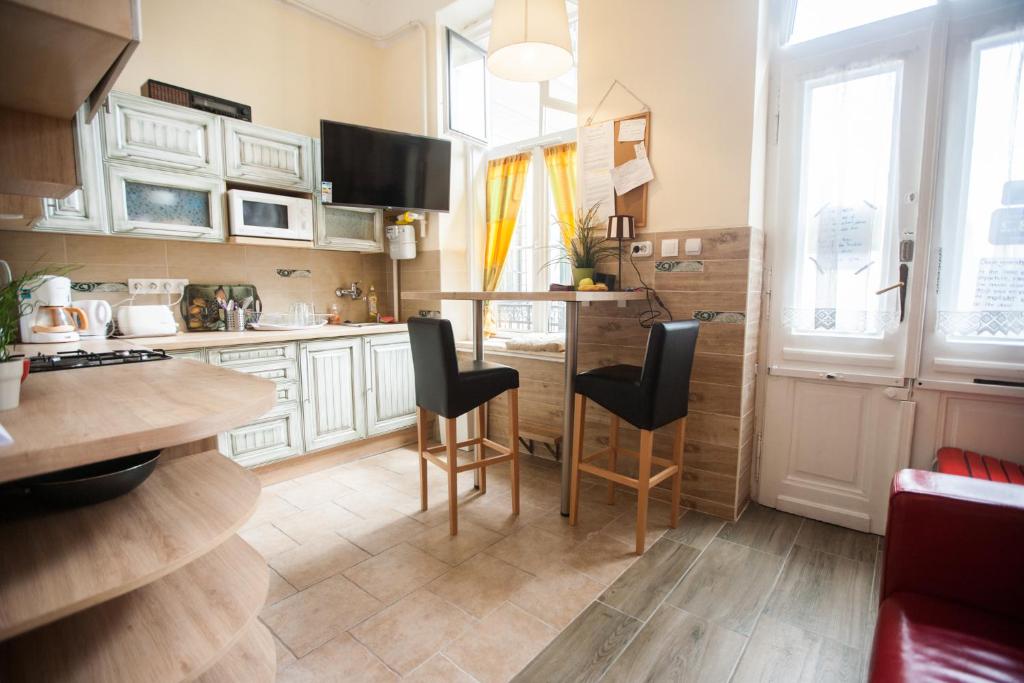 Kuchyň nebo kuchyňský kout v ubytování Pesto Hostel
