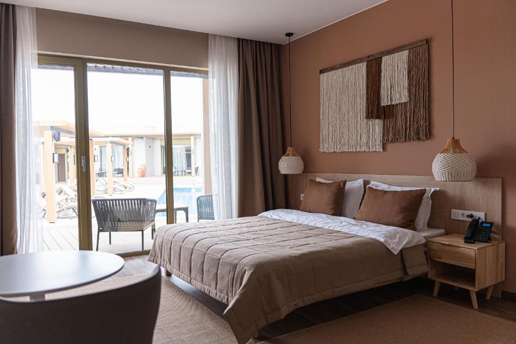 a hotel room with a bed and a table at Nammu Spa and Wellness in Dubun