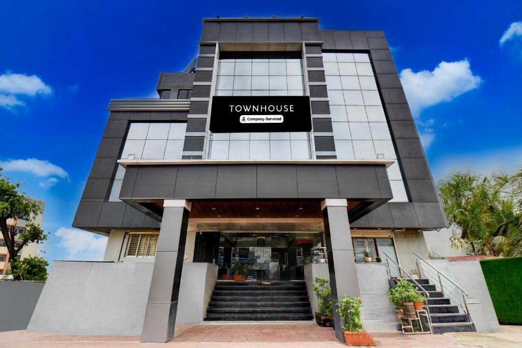 ChākanにあるSuper Townhouse Chakan MIDC Pune Formerly Renuka Executiveの古墳ホテルの正面の眺め