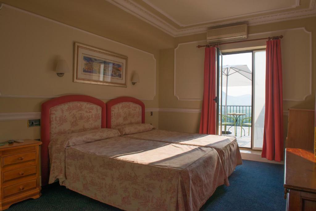 ラグアルディアにあるHotel Marixaのベッドルーム1室(ベッド1台、大きな窓付)