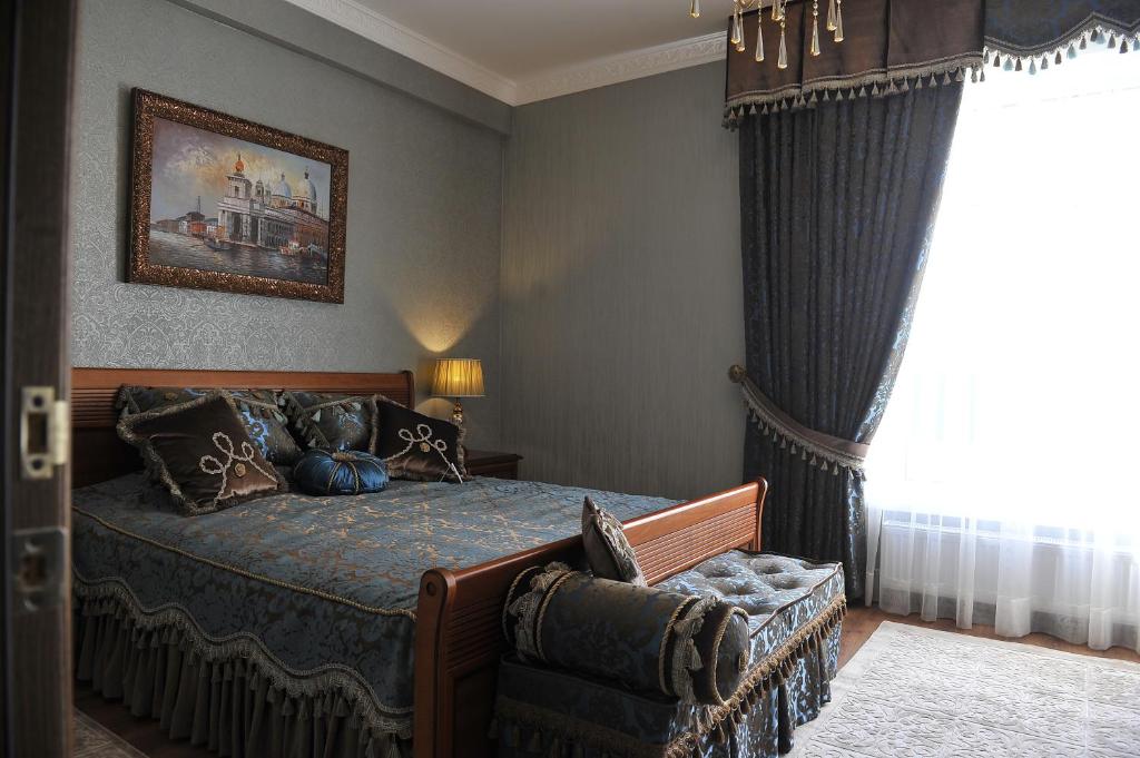 Una cama o camas en una habitación de Medeu