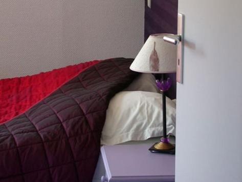 Postel nebo postele na pokoji v ubytování Logis Hotel Les Sapins