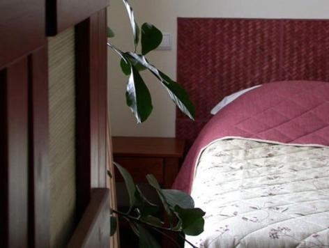 Postel nebo postele na pokoji v ubytování Logis Hotel Les Sapins