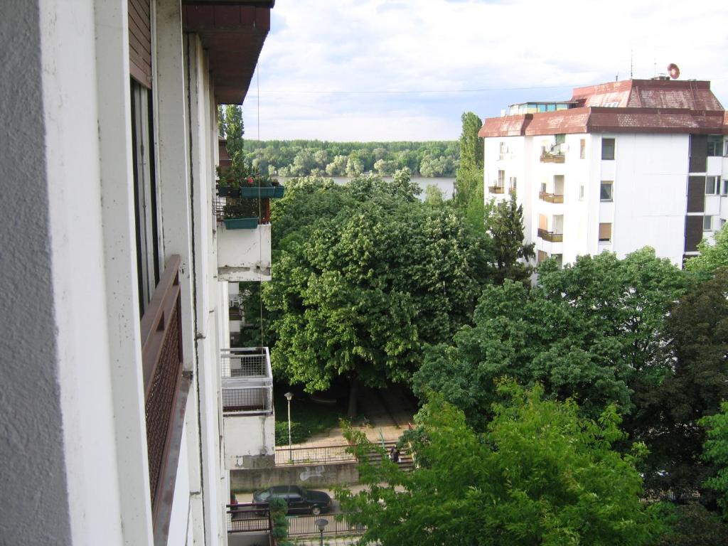 Aussicht aus dem Fenster eines Gebäudes in der Unterkunft Danube Apartment in Belgrad
