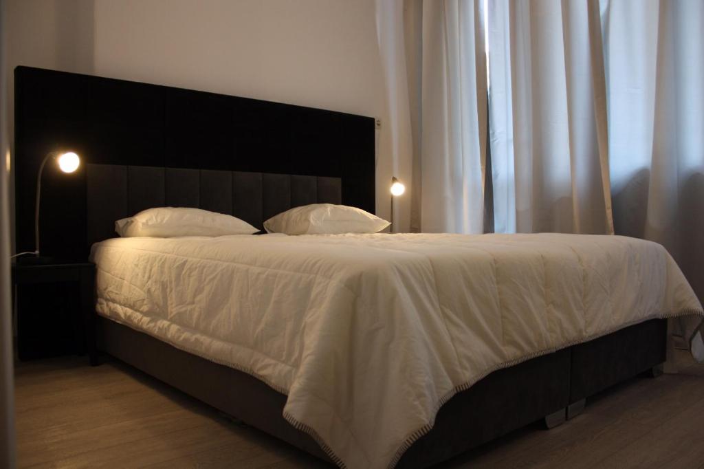 Un pat sau paturi într-o cameră la Apartament Central Cismigiu