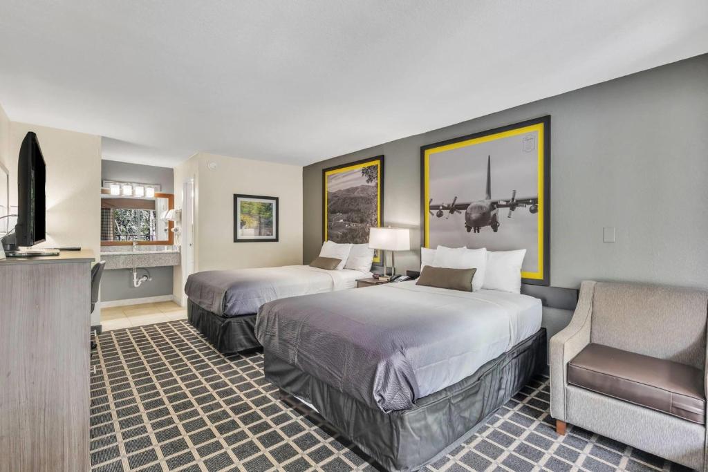 Super 8 by Wyndham Morganton - 