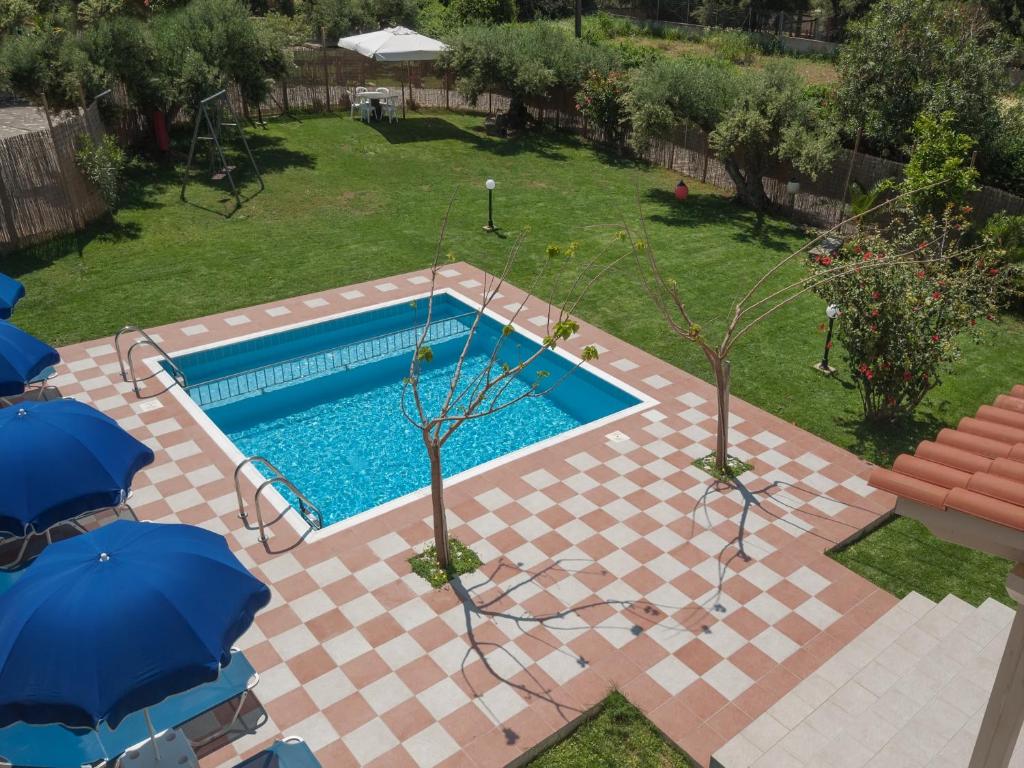 Bazén v ubytovaní Romantic Evas Cottage alebo v jeho blízkosti