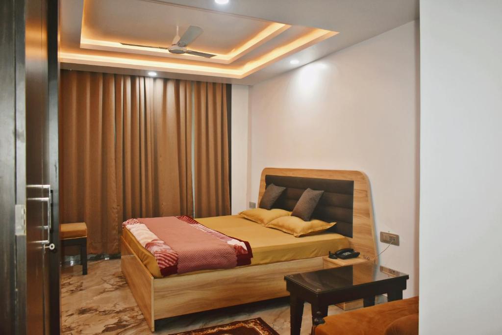 HazārībāgにあるHotel Neelkanthの部屋にベッドがある寝室