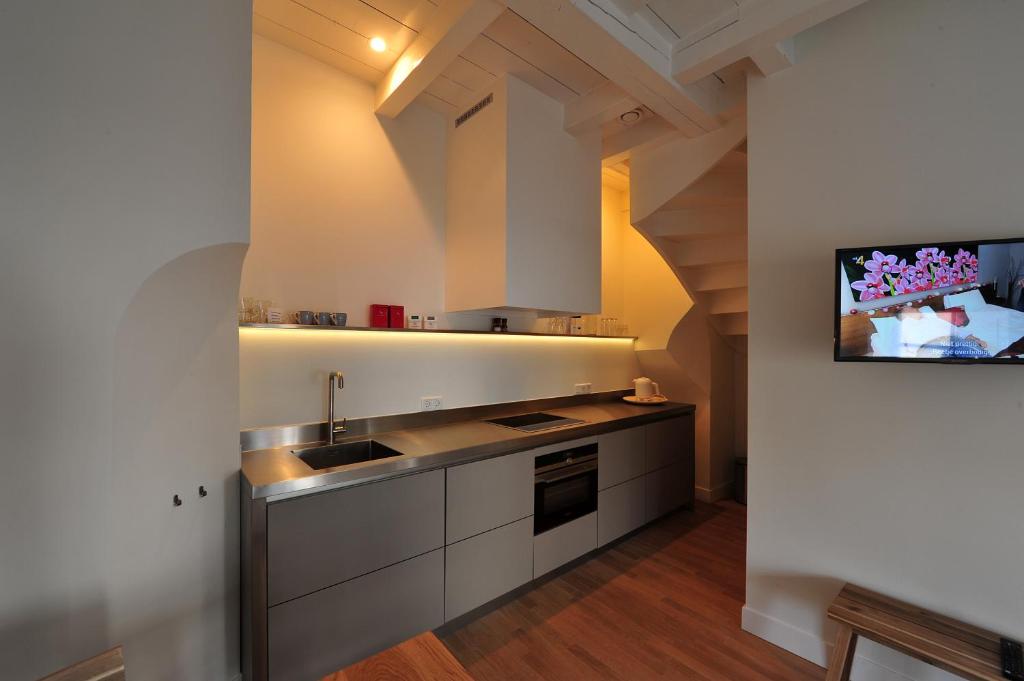 Een keuken of kitchenette bij Boetiek Hotel Kampen