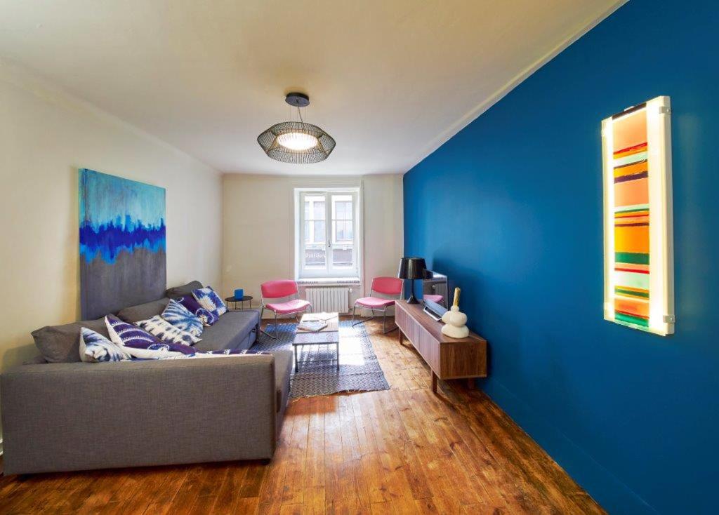 - un salon avec un canapé et un mur bleu dans l'établissement Chez Nolwenn, à Quimper