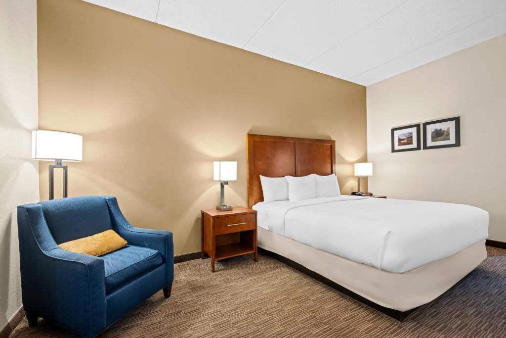 Comfort Inn & Suites Oxford South - King Room With Whirlpool - Non-Smoking