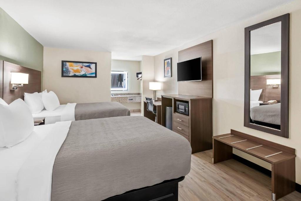 ハーベイにあるQuality Inn Harvey - New Orleansのベッドが2つと鏡があるホテルの部屋