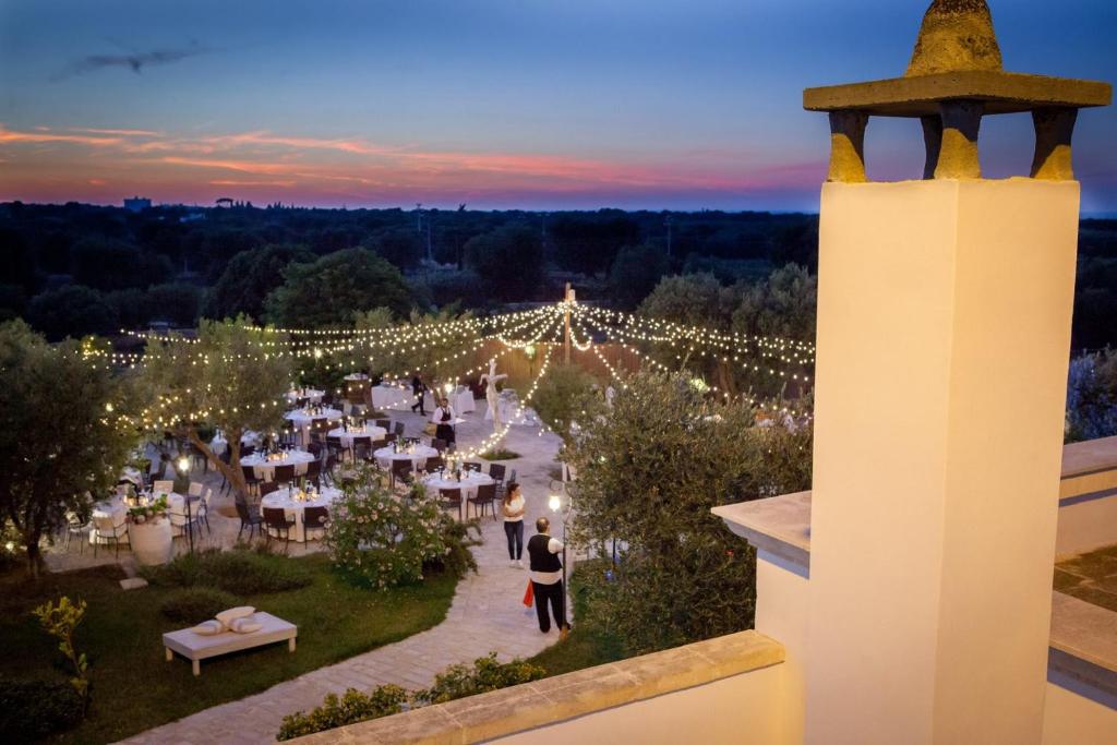 widok na ogród z oświetleniem i przyjęcie weselne w obiekcie Casale del Murgese Country Resort w mieście Savelletri di Fasano