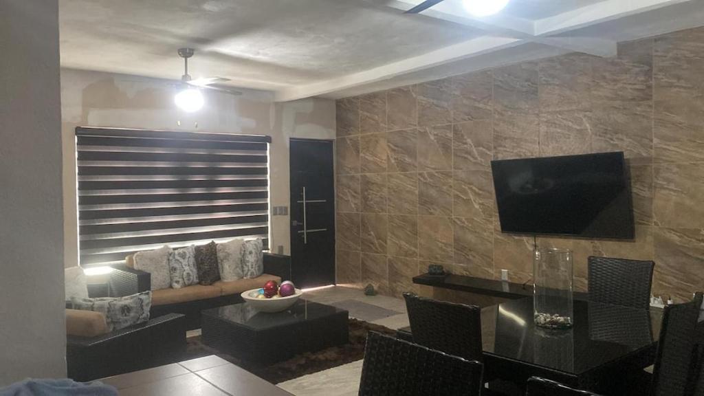 Μια τηλεόραση ή/και κέντρο ψυχαγωγίας στο Apartment in downtown Acapulco